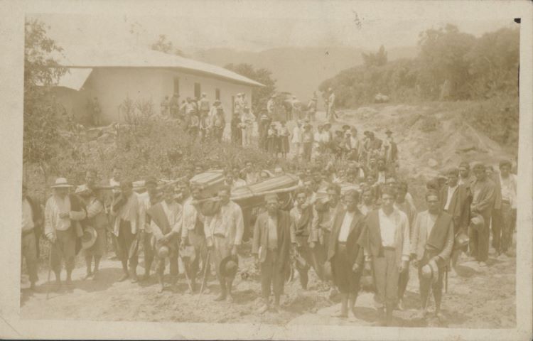 Los colonos de Icononzo conducen al cementerio los cuatro cadáveres